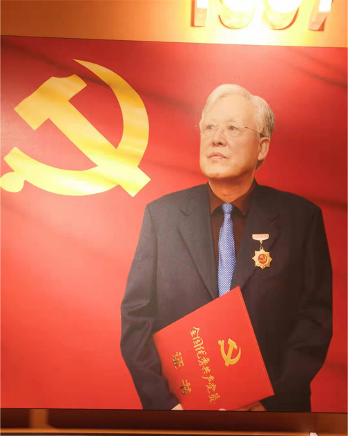 <div style="text-align:center;">
	全国优秀共产党员
</div>